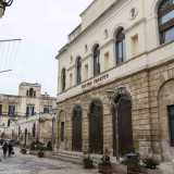Ci inoltriamo a sinistra in via Ferrante Aporti, arrivando cos� in largo Teatro Umberto I. Il nome del luogo non � casuale: qui sorge infatti l'ottocentesco teatro Traetta, riaperto nel 2005 dopo mezzo secolo di inattivit�